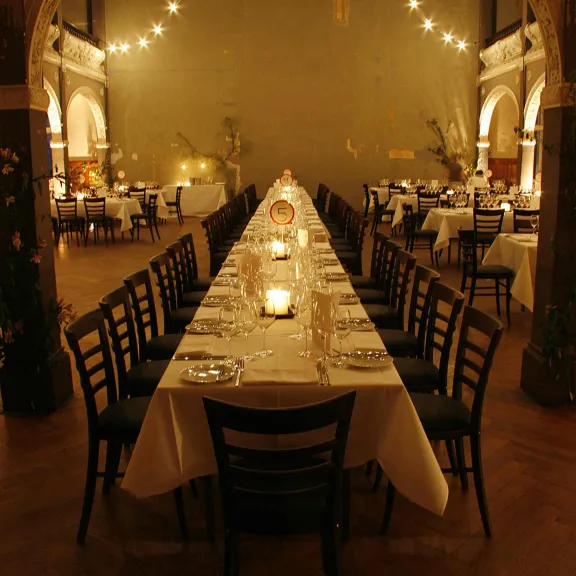 Festlich geschmückter Saal und Dinnertafel abends in der Villa Elisabeth