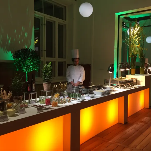 Aufgebautes Catering einer Abendveranstaltung im Studio 1 und 2 der Villa Elisabeth