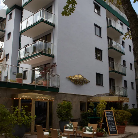 Hotel Villa Kastania Aussenansicht Eingänge