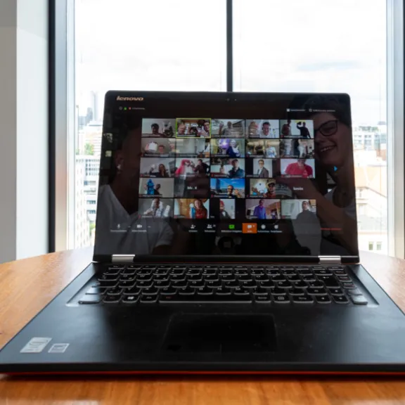 Remote Teambuilding Berlin Notebook Videokonferenz Teamevent tabtour