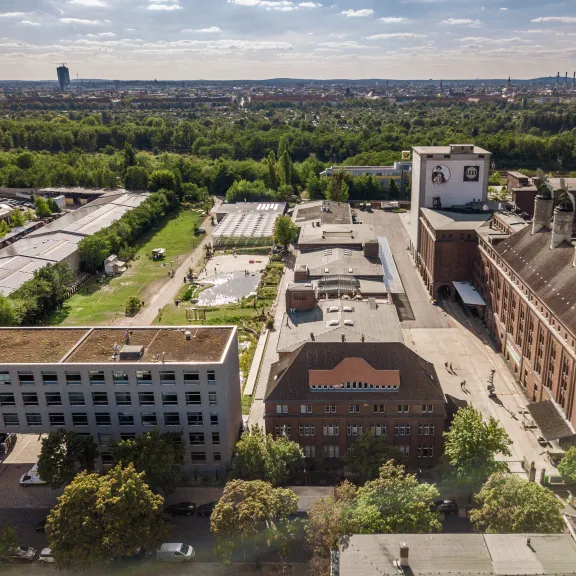 Außenansicht Malzfabrik Vogelperspektive auf Innenhof, Wals am Horizont, Gebäudekomplex im Vordergrund