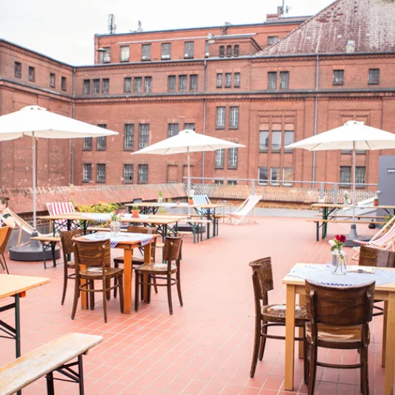 Meeting Guide Berlin Das Freizeitbecken inmitten des Parks – direkt neben der Malzfabrik – lädt zum Erholen ein 