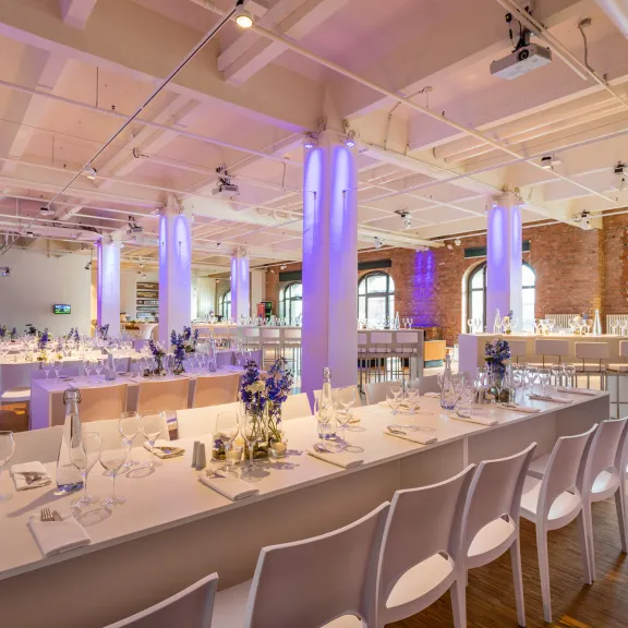 Capitol Yard Golf Lounge Firmenevent mit DInnertischen