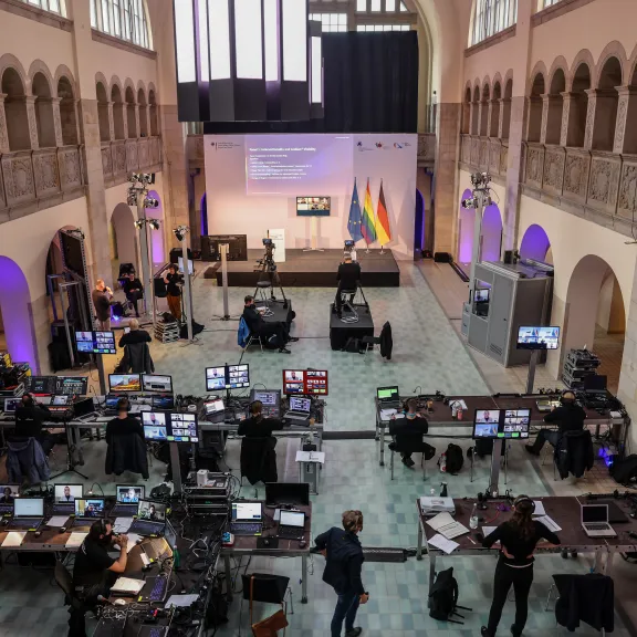 Blick auf die aufgebaute Technik bei einem Hybrid Event in der Haupthalle im Stadtbad Oderberger