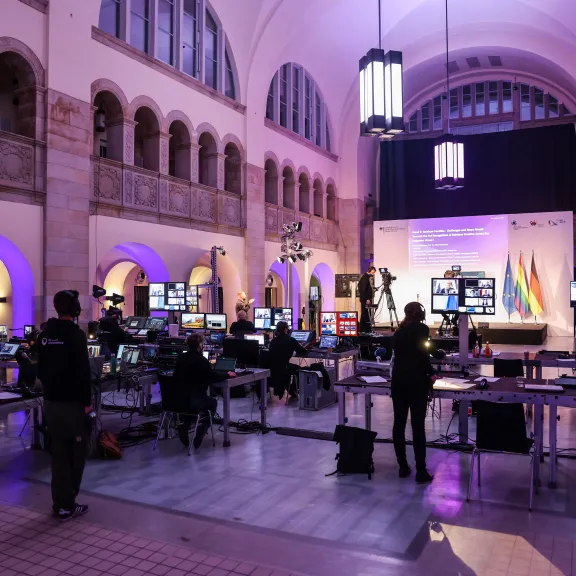 Blick auf Technik und Haupthalle bei einem Hybrid Event im Stadtbad Oderberger