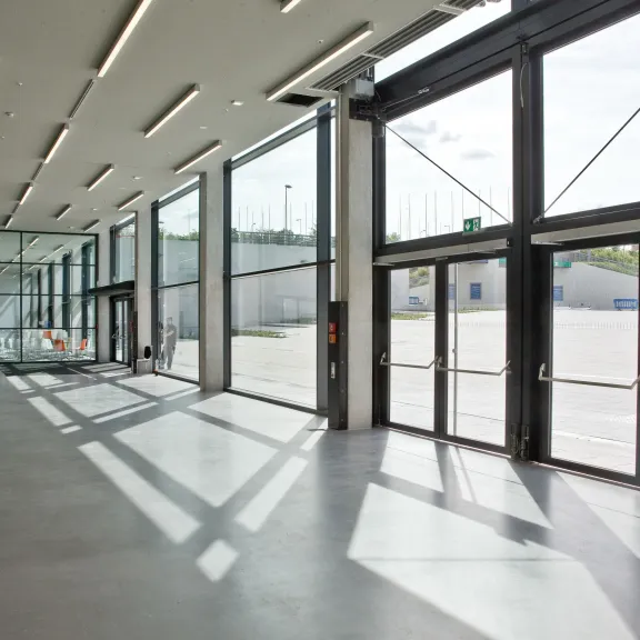 Großer, heller Flur mit bodentiefen Fenstern und Türen, moderne Architektur