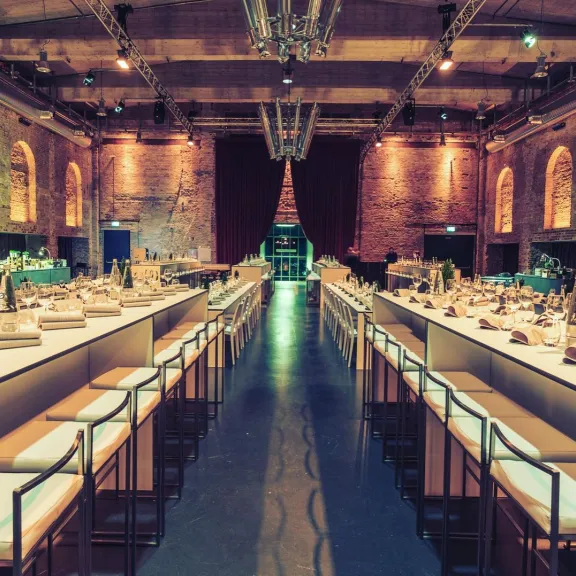 Lange gedeckte Tische in einer Eventlocation