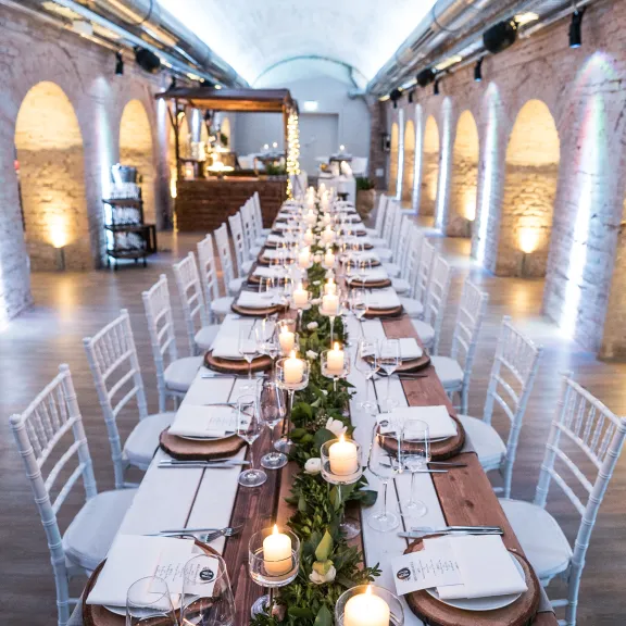 Langer schick gedeckter Tisch mit Kerzen