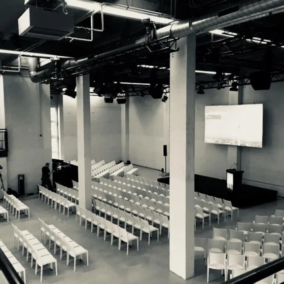 Eventhalle mit weißen Stühlen in Reihe