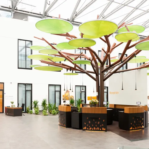 Freundlicher Empfang an der Rezeption des Tagungshotels Hotel MOA Berlin