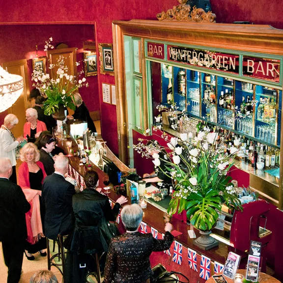 Blick auf die Bar im Foyer