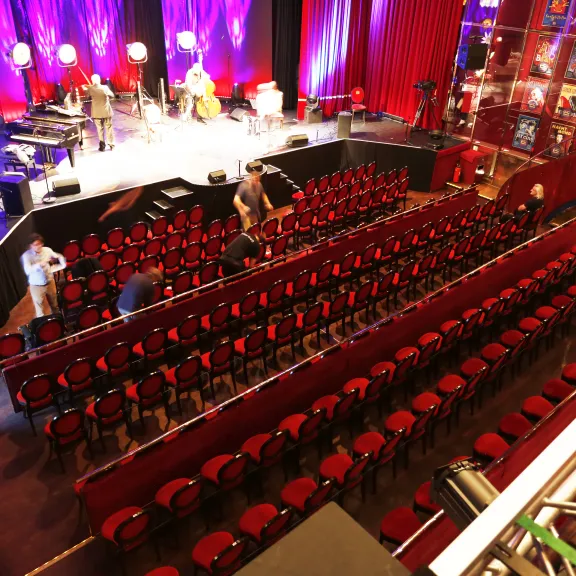 Reihenbestuhlung im Theatersaal