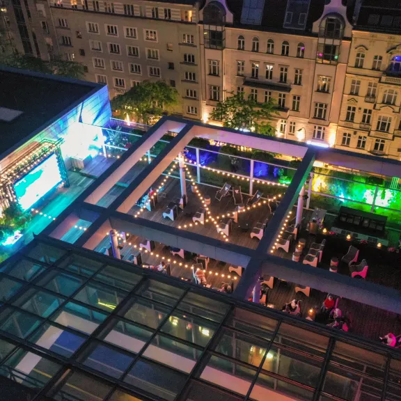 Eventlocation-Berlin_Alice_Rooftop Cinema_Dachterrasse