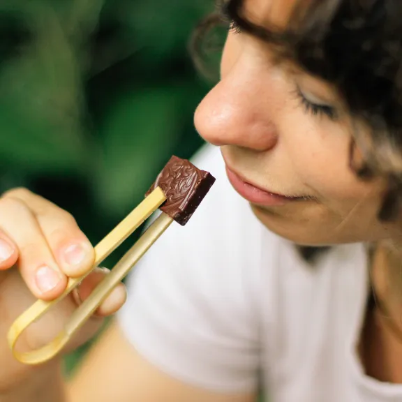 an der Schokolade riechen