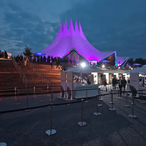 Vorplatz & Dachterrasse