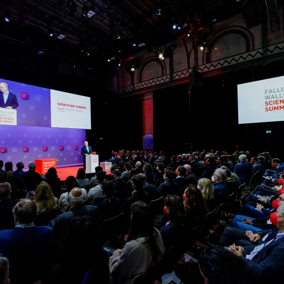 Begrüßung zu den Breakthrough Talks durch Sebastian Turner beim Falling Walls Science Summit im Radialsystem V in Berlin