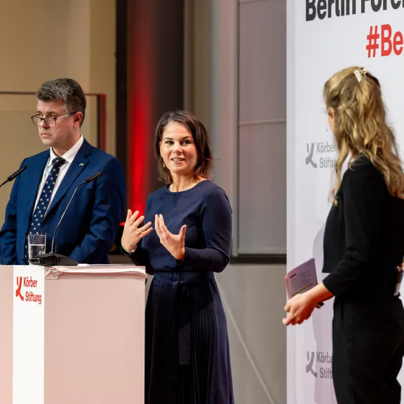 Außenministerin Annalena Baerbock eröffnet das Berlin Foreign Policy Forum zusammen mit dem estnischen Außenminister Urmas Reinsalu.