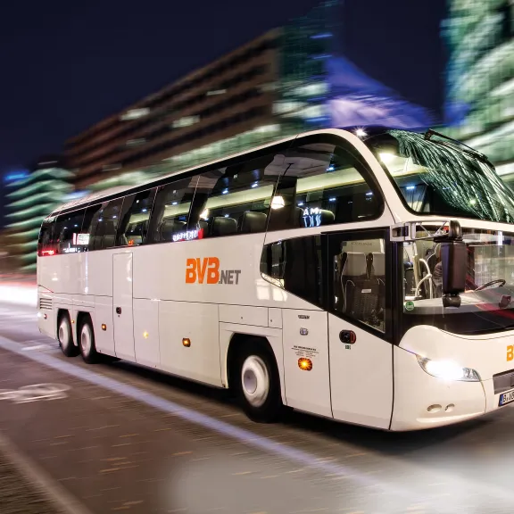 Ein Bus von BVB.net fährt bei Nacht auf der Straße