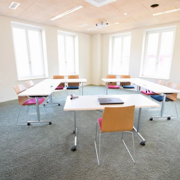 Seminarraum mit U-Form-Bestuhlung