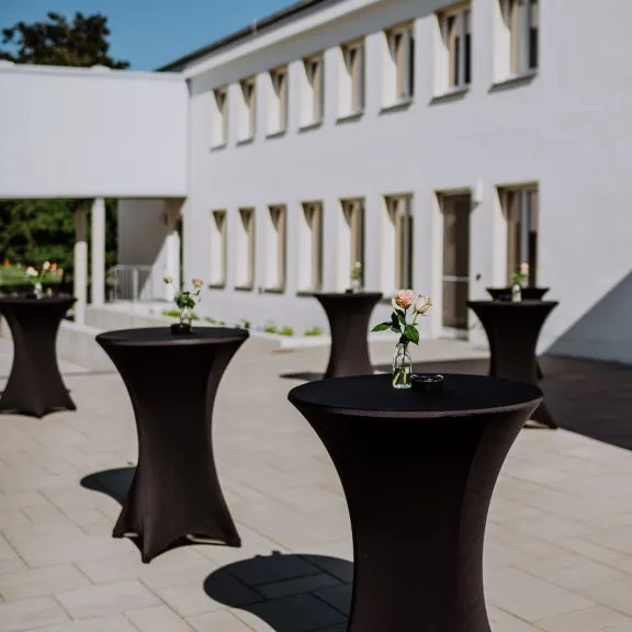 Terrasse mit Empfangstischen