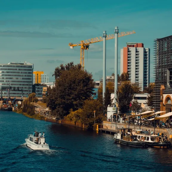 Boot auf der Spree in Berlin mit Fernsehturm und modernen Gebäuden im Hintergrund.