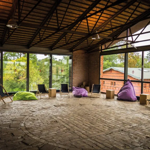 Panoramansicht der alten Brennerei mit Sitzsäcken in der Eventlocation Landgut Stober