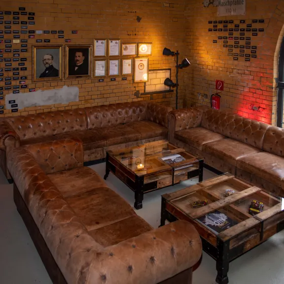 Mampes neue Heimat, Chesterfield Lounge mit Blick auf die Kappendecke