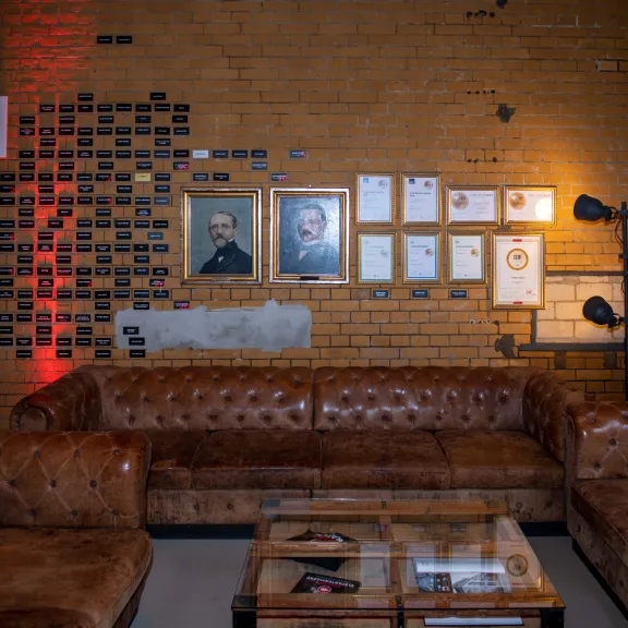 Meeting Guide Berlin, Mampe Manufaktur, MAMPE Chesterfield Museum Couch Lounge