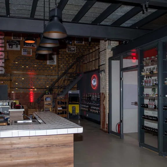 MAMPE Manufaktur, Blick zur Bar und zum Labor