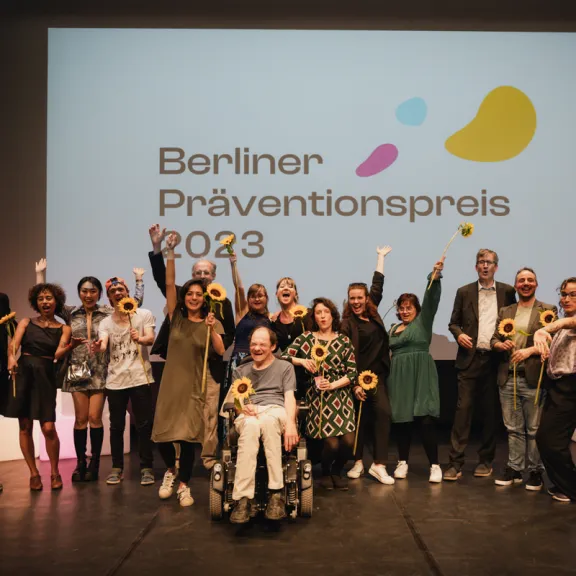 Gruppenfoto der Gewinner:innen des Berliner Präventionspreises 2023 auf der Bühne.