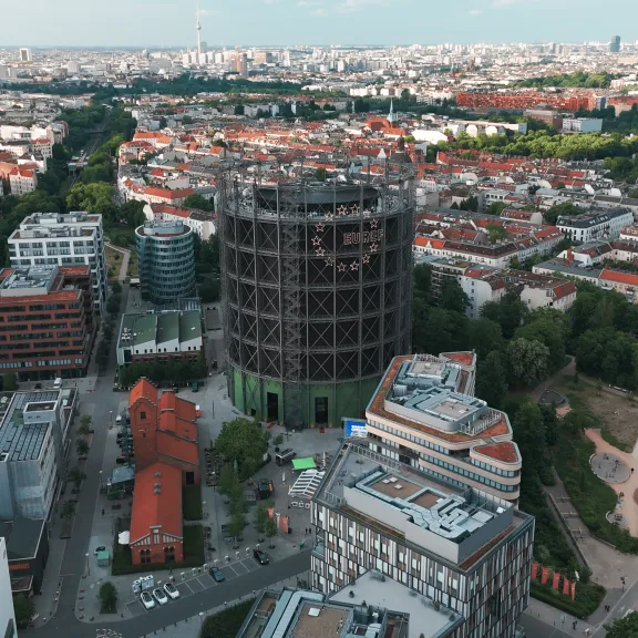 Drohnenaufnahme EUREF Campus mit Gasometer