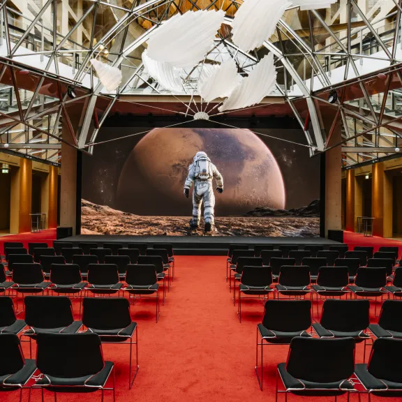 Das AXICA Forum mit Stuhlreihen und 48qm LED-Wand