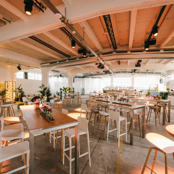 Main Hall - Mischbestuhlung mit Cateringflächen