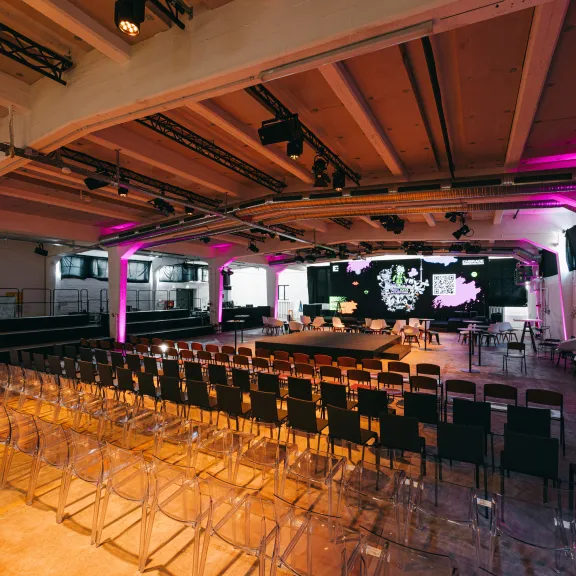 Main Hall - Reihenbestuhlung, Tribüne und Bühnen