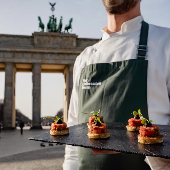 Kellner mit Häppchen vor dem Brandenburger Tor in Berlin