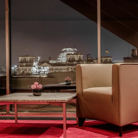 Sky Lounge mit Blick auf den Reichstag bei Nacht