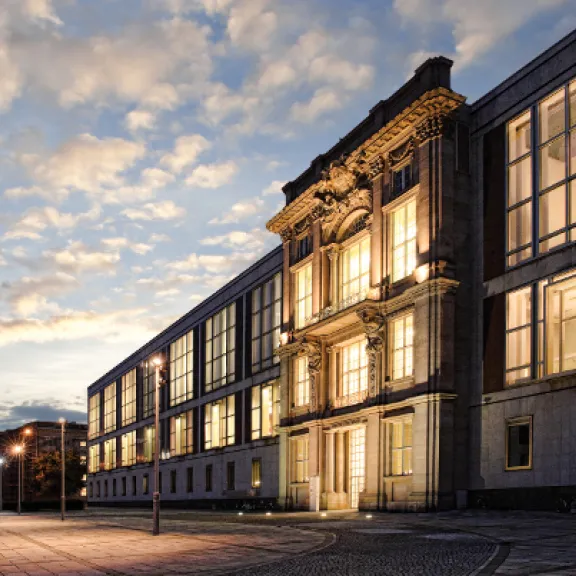 ESMT Facade - front side at the Schlossplatz