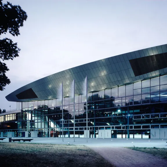 Das Foto zeigt die Außenansicht der Max-Schmeling-Halle in Berlin Prenzlauer Berg