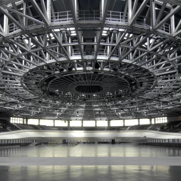 Leere, moderne Arena mit imposanter Stahlkonstruktion an der Decke