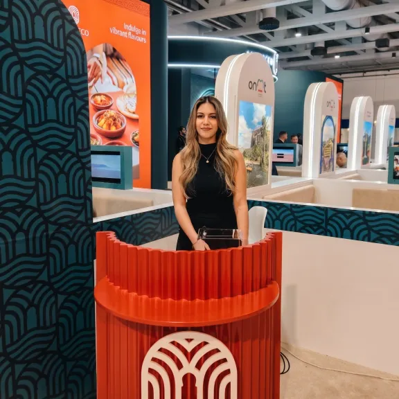Professionelle Messehostess von VPeople bei der Gästebetreuung auf der ITB Berlin. Zuverlässiger Eventstaff und Markenbotschafter für jeden Messestand.