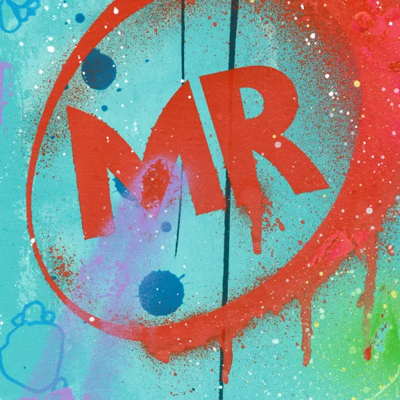 Rotes „MR“ auf bunt besprühter Wand mit blauem Hintergrund
