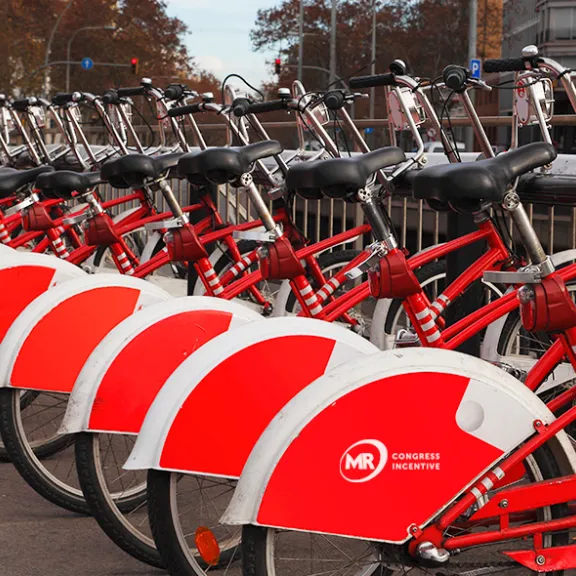 Reihe von roten Leihfahrrädern an einer Station in der Stadt