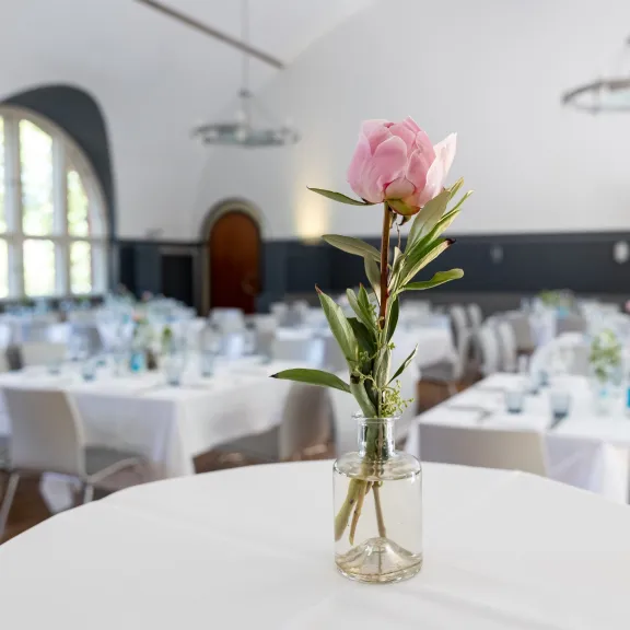 eingedeckte Tische im Kastaniengarten