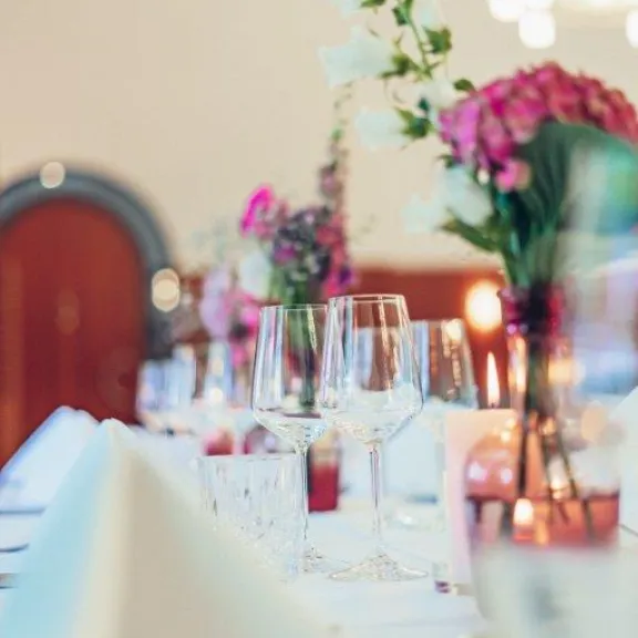 Kastaniengarten mit eingedecktem Tisch 