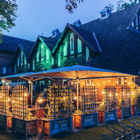 Kastaniengarten mit Terrasse in stimmungsvollem Licht