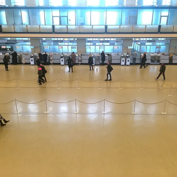 Wartehalle mit Besucher und Registrierungscounter, Stimmungsbild aus großer Entfernung