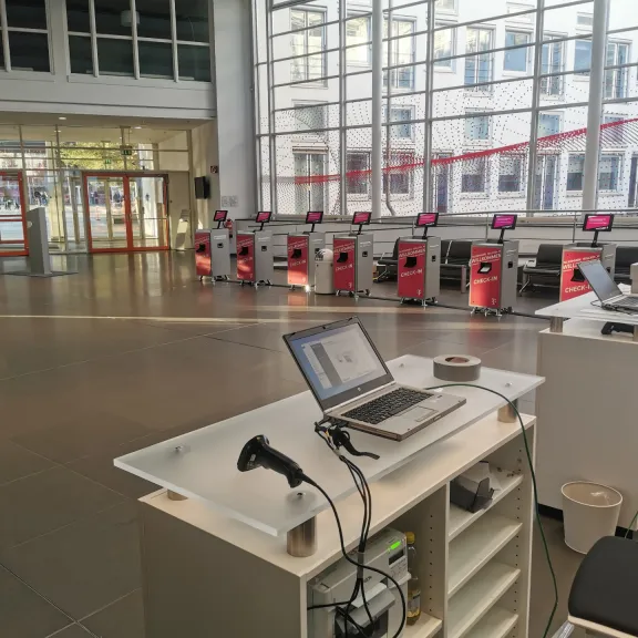 Registrierungscounter gebrandet in leeren Empfangsbereich