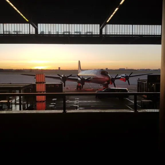 Flugzeug mit Propeller und Sonnenuntergang