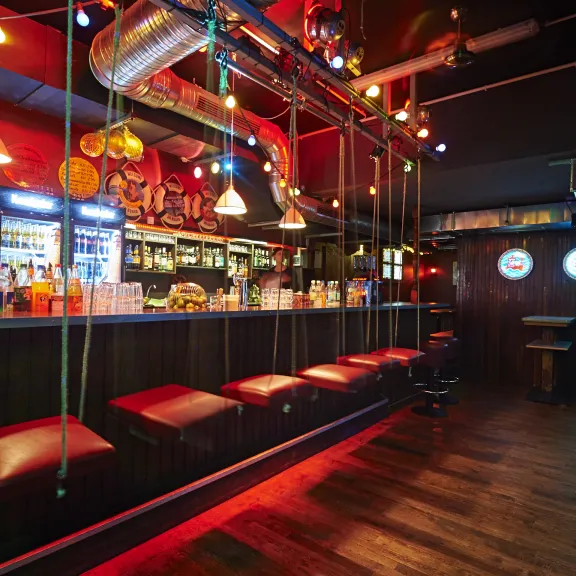 Schiffsschaukeln an der Bar der Hafenbar Berlin