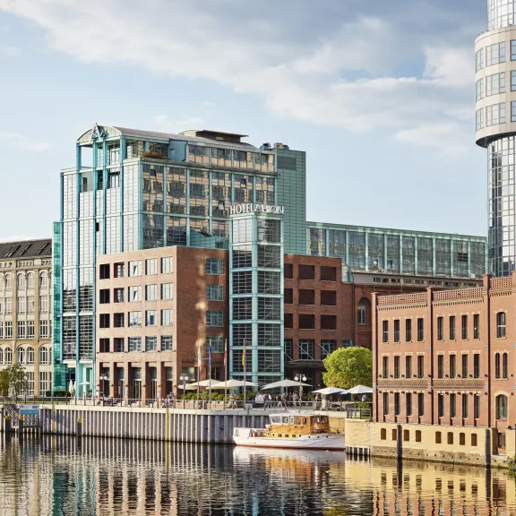 Moderne und historische Gebäude am Wasserufer bei Tageslicht